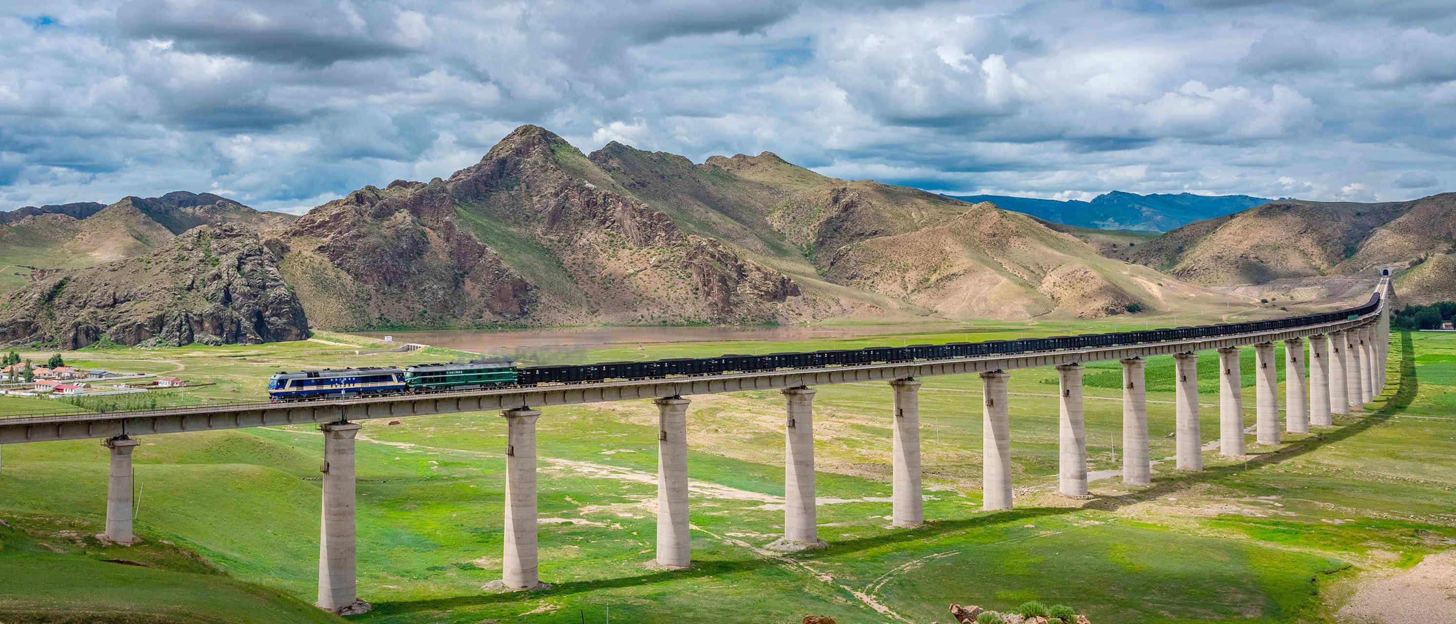 Anreise per Zug entlang der Tibet-Bahn nach Lhasa.