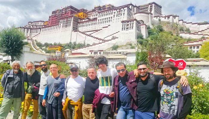 Alle ausländische Reisende benötigen das Tibet Permit und eventuell weitere Einreisedokumente für Tibet.