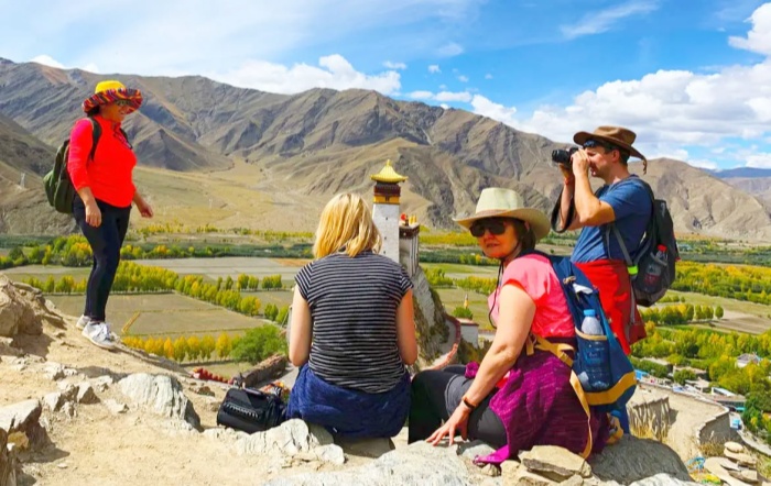 Touristen in Tibet. Tibet Travel Permit ist für jeden Ausländer nötig.