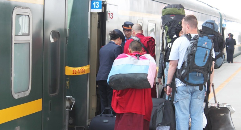 Beim Einsteigen des Zuges muss man das Tibet Permit vorzeigen.