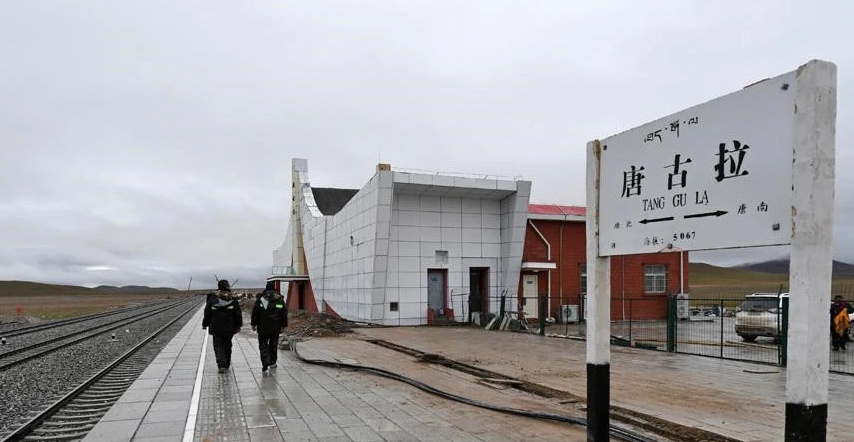 Der Tanggu La Bahnhof auf der Qinghai Tibet Bahn.