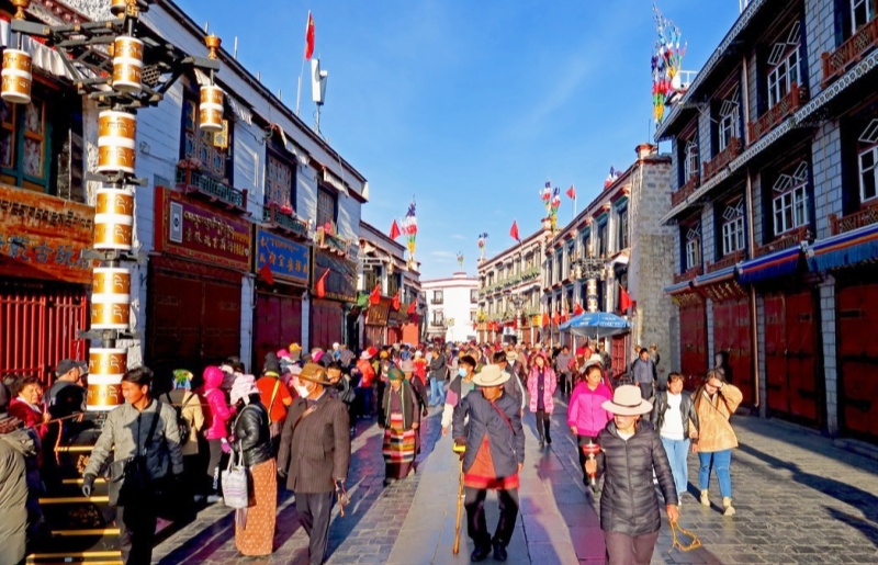 Die Barkhor Straße in der Innenstadt von Lhasa