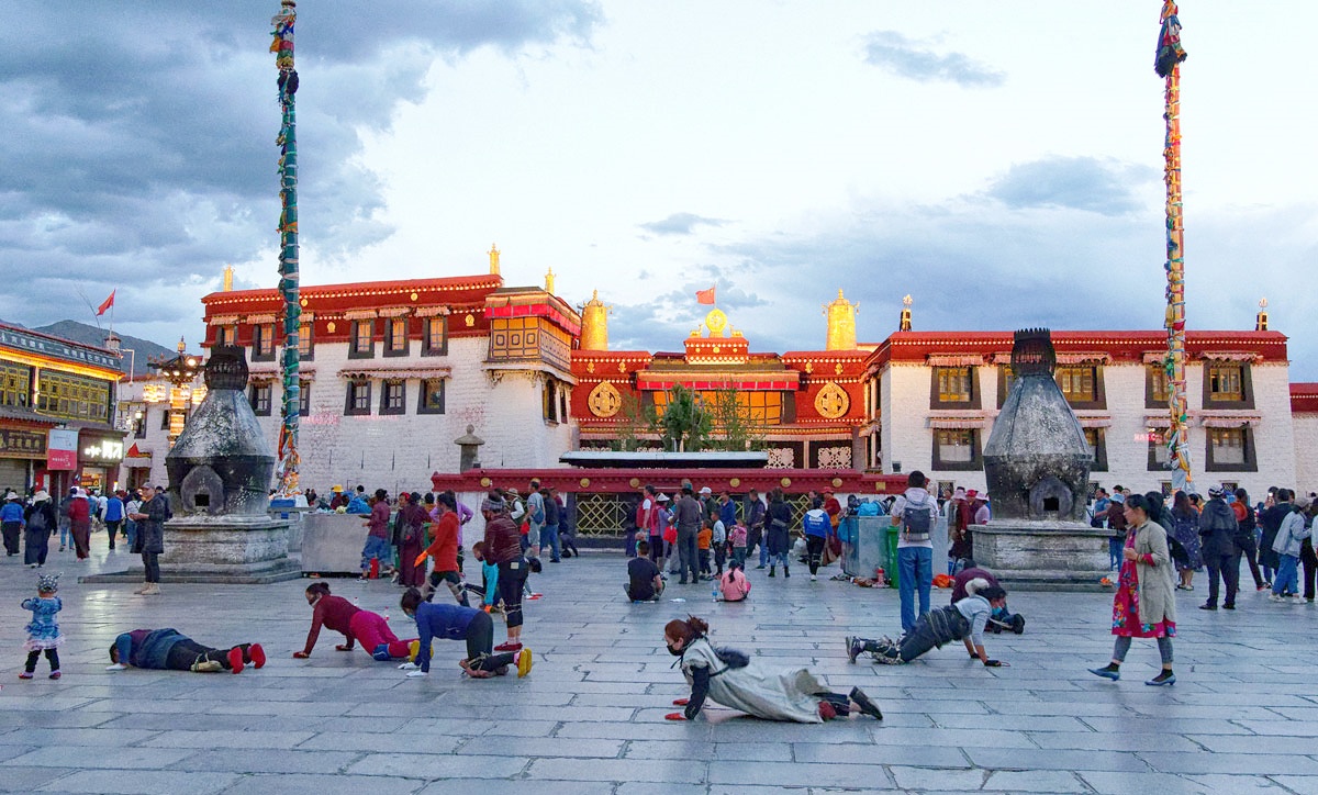 Die Pilger gehen betend im Uhrzeigersinn um den Jokhang Tempel herum