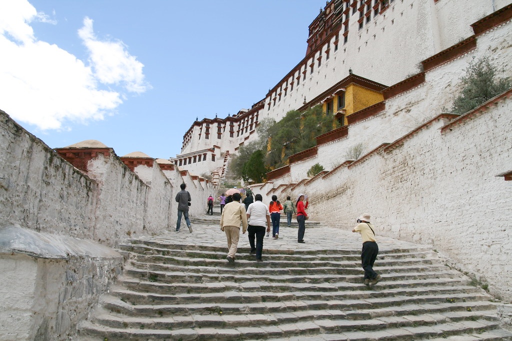 Beim Aufstieg auf Potala Palast soll man langsam gehen