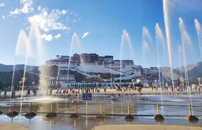 Das Wasserspiel auf dem Potala Platz