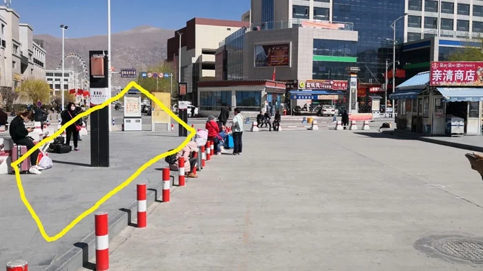 Unser Mitarbeiter wird am Lhasa Bahnhof auf Sie warten und Sie zum Hotel in Lhasa begleiten