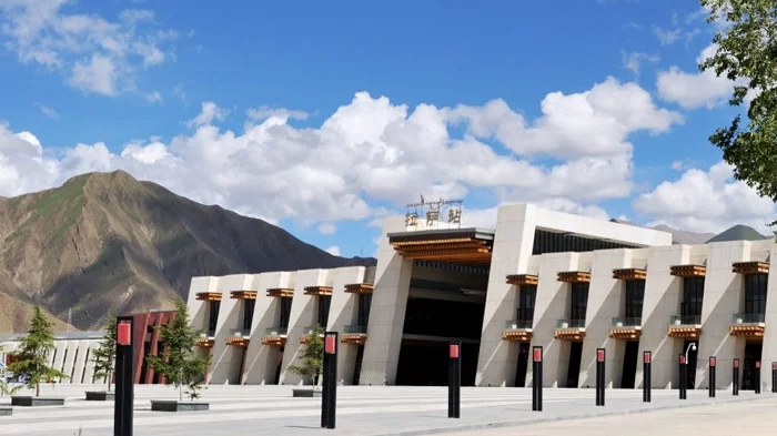 Lhasa Bahnhof, der Endstation und Knotenpunkt der Tibet-Bahn