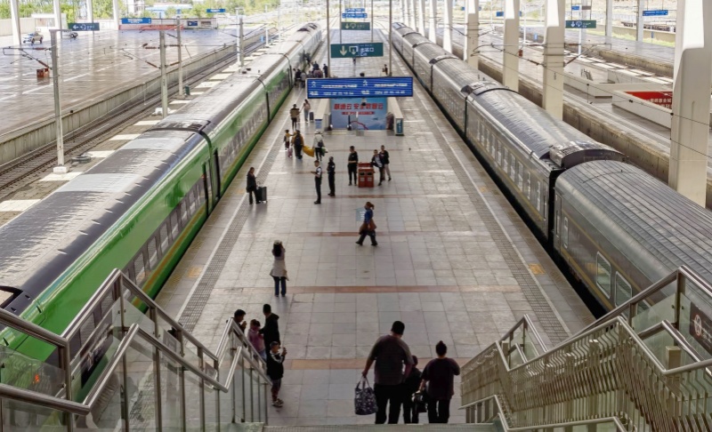 Die Bahnsteige vom Lhasa Bahnhof. Zugpassagiere kommen aus unterschiedlichsten Regionen Chinas nach Lhasa an.