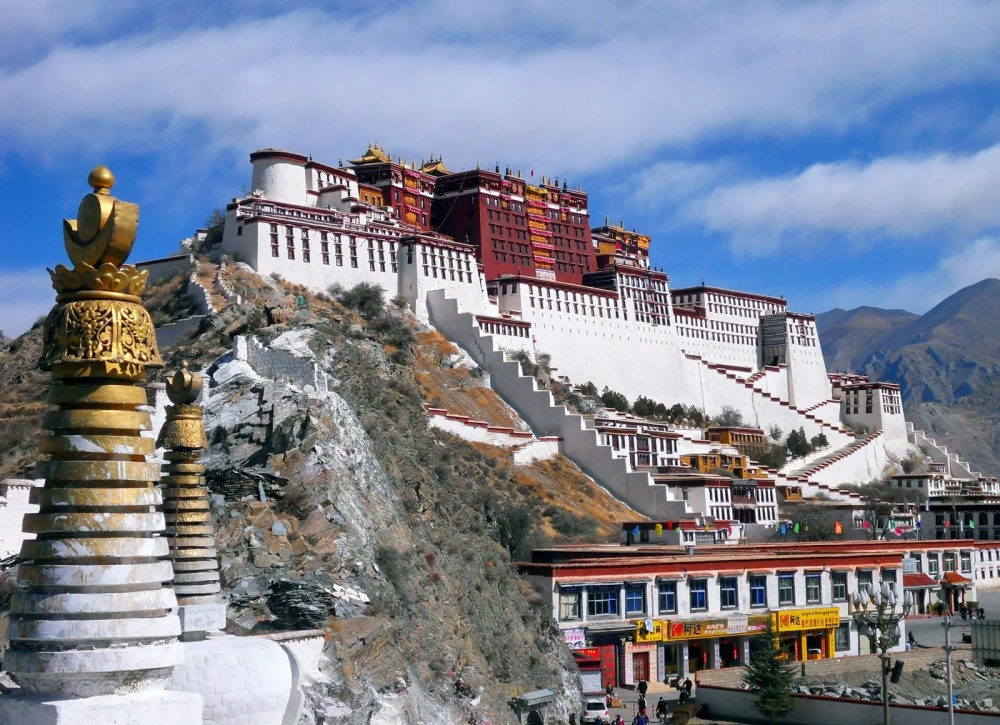 Der Potala Palast, das Wahrzeichen von Tibet und ein bleibendes Symbol der tibetischen Kultur, Geschichte und Spiritualität.