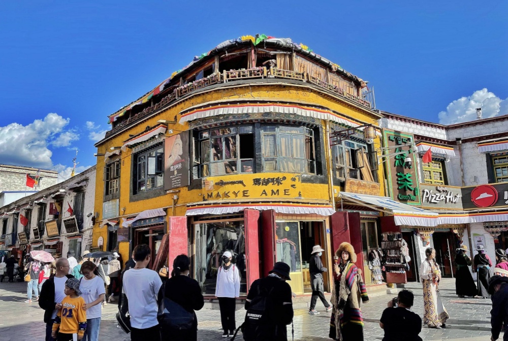 Die Barkhor Straße in der Innenstadt von Lhasa