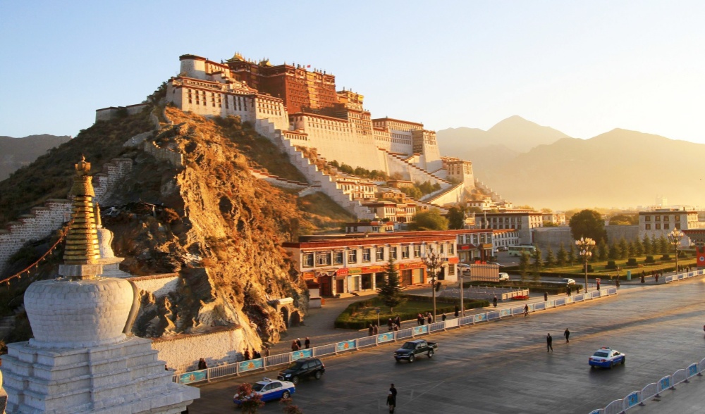 Der Potala Palast, das Wahrzeichen von Tibet und ein bleibendes Symbol der tibetischen Kultur, Geschichte und Spiritualität.