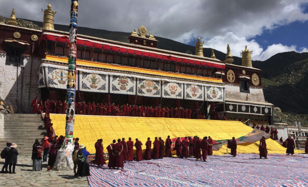 Besichtigungen: Drepung Kloster . Sera Kloster  Heute steht die Besichtigung der beiden Klöster Drepung und Sera auf dem Programm. DasDrepung Kloster gehörte einst zu den grössten Klöstern der Welt, circa 10.000 Mönche verbrachten ihr Leben dort. Das Sera Kloster gilt als sehr bedeutend für den tibetischen Buddhismus. Noch heute versammeln sich die Mönche im Hinterhof zu einer hitzigen Debatte (