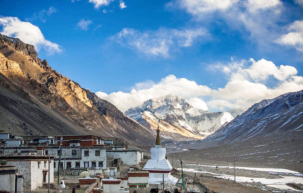 Das Rongbuk Kloster mit dem Mount Everest im Hintergrund