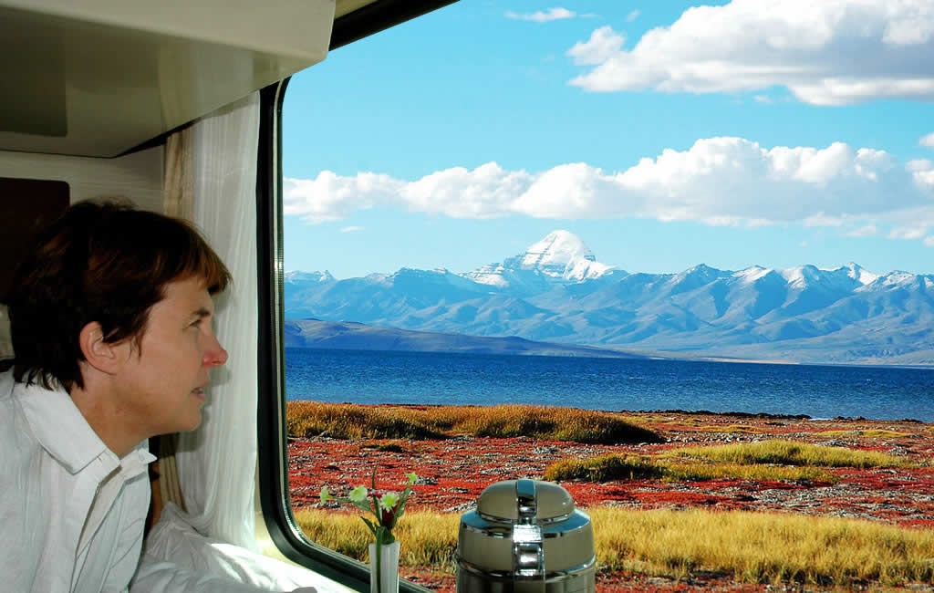 Vom Fenster aus wunderschöne Landschaft während Tibet Zugreise