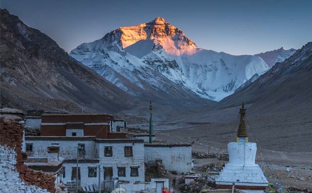 Das Rongbuk Kloster und das Gästehaus mit dem goldenen Everest im Hintergrund.