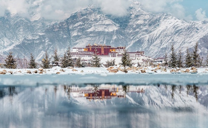 Der Potala Palast und die schneebedeckte Gebirge. Der Winter in Lhasa.