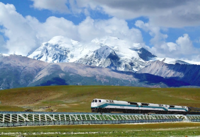 Die beste Zeit für eine Fahrt mit der Tibet Bahn nach Lhasa ist von Juli bis Ende Oktober.