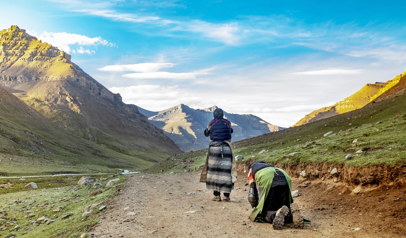 Die Pilger umrunden den heiligen Berg Kailash.