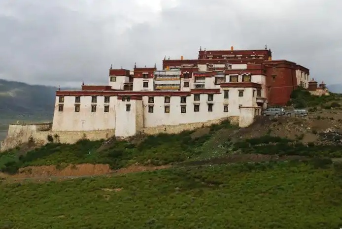 Das Samding Kloster am Yamdrok See